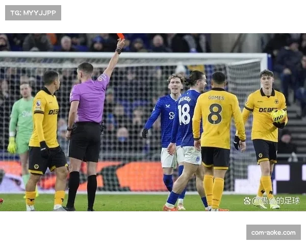 美因茨门将禁区外犯规VAR介入 直接红牌改变比赛平衡